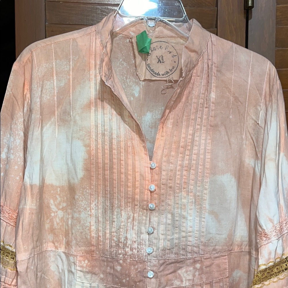 A Rare Bird Women's Boutique Peach and White Button-Up Top - Picture 3 of 11